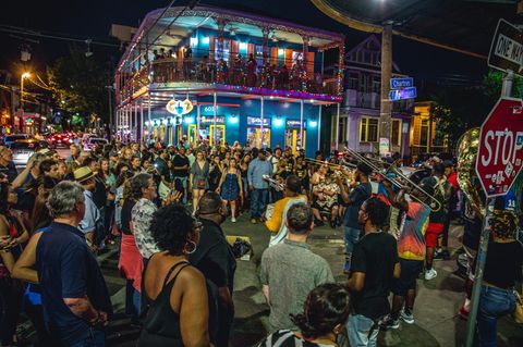 Durch New Orleans bei Nacht: Die Frenchmen Street als Fiebertraum
